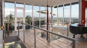 Interior - Plum Guide - Looking Glass (La Jolla)