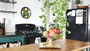 Private kitchen - Plum Guide - Hanging Baskets (Hudson)