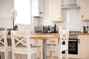 Private kitchen - Plum Guide - Curtains Wide (Portsmouth)