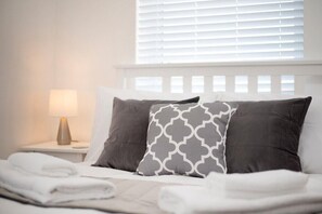 Room - Plum Guide - Curtains Wide (Portsmouth)