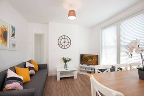TV - Plum Guide - Curtains Wide (Portsmouth)