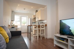 TV - Plum Guide - Common Ground (Portsmouth)