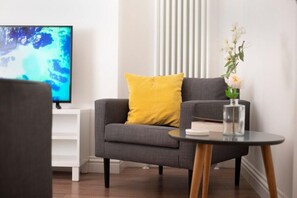 TV - Plum Guide - Common Ground (Portsmouth)