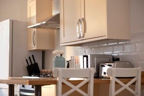 Microwave, oven - Plum Guide - Common Ground (Portsmouth)