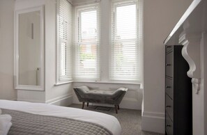 1 bedroom, iron/ironing board - Plum Guide - A Rosy Retreat (Portsmouth)