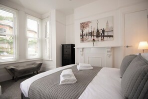 1 habitación y tabla de planchar con plancha