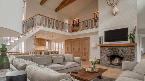 TV, fireplace - Plum Guide - A Timeless Tale (Greenwood Lake)