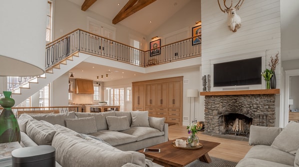 TV, fireplace - Plum Guide - A Timeless Tale (Greenwood Lake)