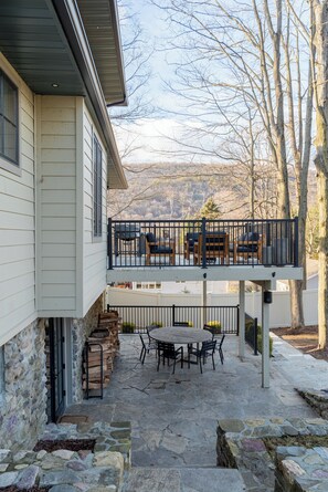 Outdoor dining - Plum Guide - A Timeless Tale (Greenwood Lake)