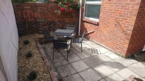 Outdoor dining - Plum Guide - Morley Cottage (Portsmouth)