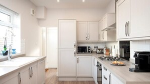 Microwave, dishwasher - Plum Guide - Morley Cottage (Portsmouth)