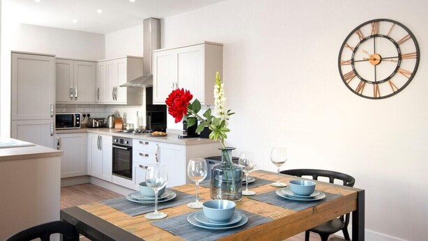 Dining - Plum Guide - Morley Cottage (Portsmouth)