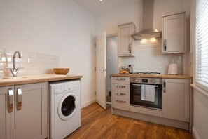 Microwave - Plum Guide - Lawson Cottage (Portsmouth)