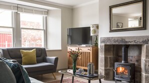 TV, books - Plum Guide - Groom's Bell (Duns)