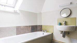 Bathroom - Plum Guide - Groom's Bell (Duns)