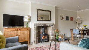 Living area - Plum Guide - Groom's Bell (Duns)