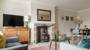 TV, books - Plum Guide - Groom's Bell (Duns)