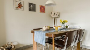 Dining - Plum Guide - Groom's Bell (Duns)