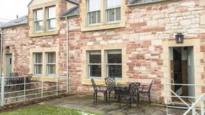 Outdoor dining - Plum Guide - Groom's Bell (Duns)