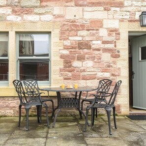 Outdoor dining - Plum Guide - Groom's Bell (Duns)