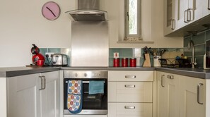 Microwave, dishwasher - Plum Guide - Groom's Bell (Duns)