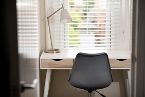Interior - Plum Guide - Autumn Chic (Portsmouth)