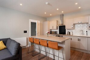 Interior - Plum Guide - Autumn Chic (Portsmouth)