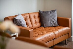 TV - Plum Guide - Autumn Chic (Portsmouth)