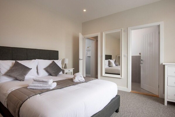 3 bedrooms, iron/ironing board - Plum Guide - Autumn Chic (Portsmouth)