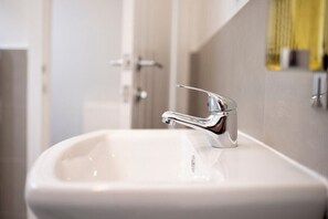 Bathroom - Plum Guide - Autumn Chic (Portsmouth)