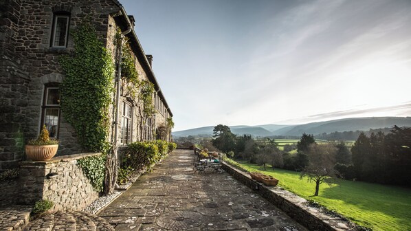 تناول الطعام بالخارج