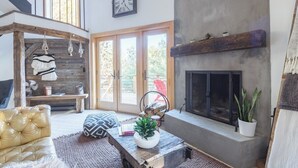 Fernseher, Kamin, Bücher