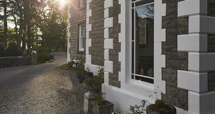 Plum Guide - Brownber Hall II