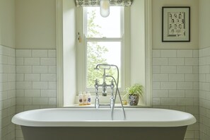 Bathroom - Plum Guide - Brownber House (Kirkby Stephen)