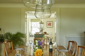 Dining - Plum Guide - Brownber House (Kirkby Stephen)