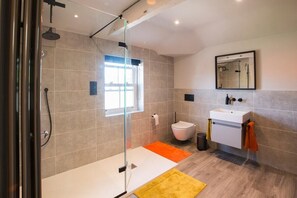 Shower - Plum Guide - The Pangbourne (Reading)