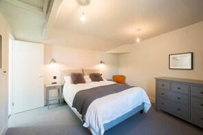 1 habitación y tabla de planchar con plancha 