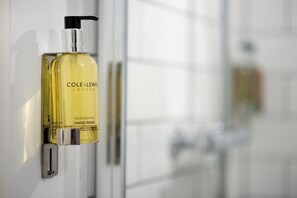 Shower - Plum Guide - Canterbury Hollow (Portsmouth)