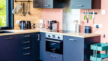 Een koelkast, een magnetron, een oven, een kookplaat