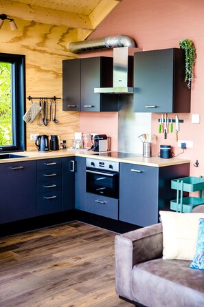 Jääkaappi, mikroaaltouuni, uuni, liesi