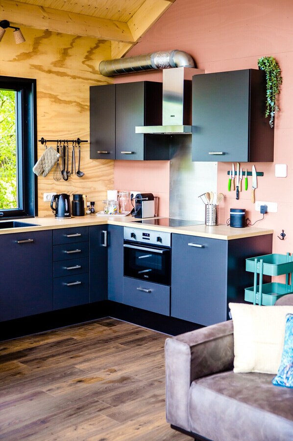 雪櫃、微波爐、焗爐、爐具