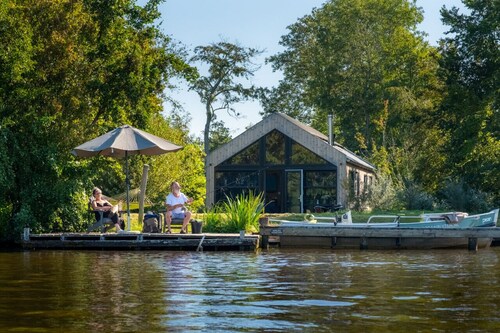 Waterside holiday home. Centrally situated in Frieslandr
