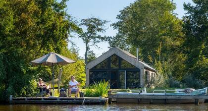Waterside holiday home. Centrally situated in Frieslandr