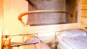A room with two beds, a wooden ceiling, and a wall mural of a bird. - Nature lodge Blaukopke, Akkrum - private jetty, sleeps 6 (Akkrum)