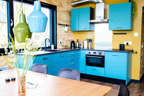 Kylskåp, mikrovågsugn, ugn och spishäll