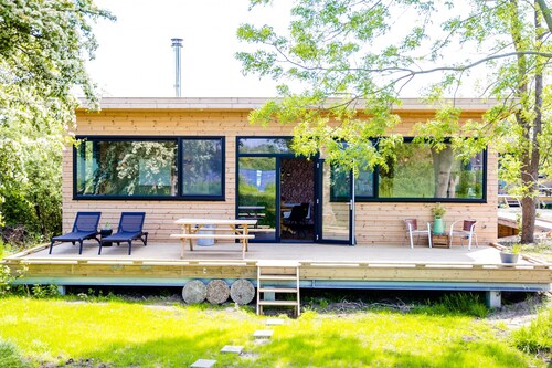 Wasser Lodge Iisfûgel direkt am offenen Fahrwasser in Friesland