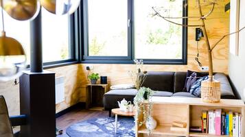 Een open haard en een stereo