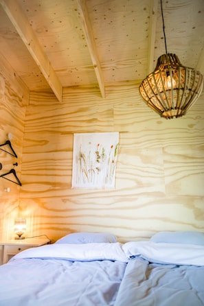 2 室のベッドルーム、デスク、WiFi (無料)、ベッドシーツ