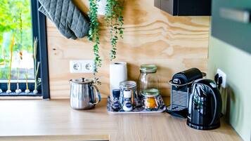 Een koelkast, een magnetron, een oven, een kookplaat