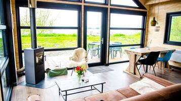 Een open haard en een stereo